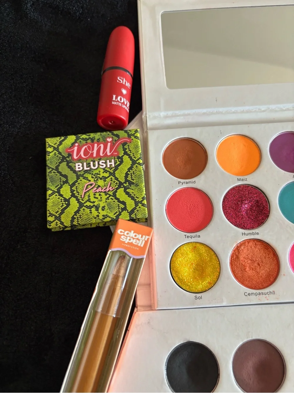 Makeup Bundle Multi-Color Eyeshadow Palette- Makeup Artist Trying To Declutter